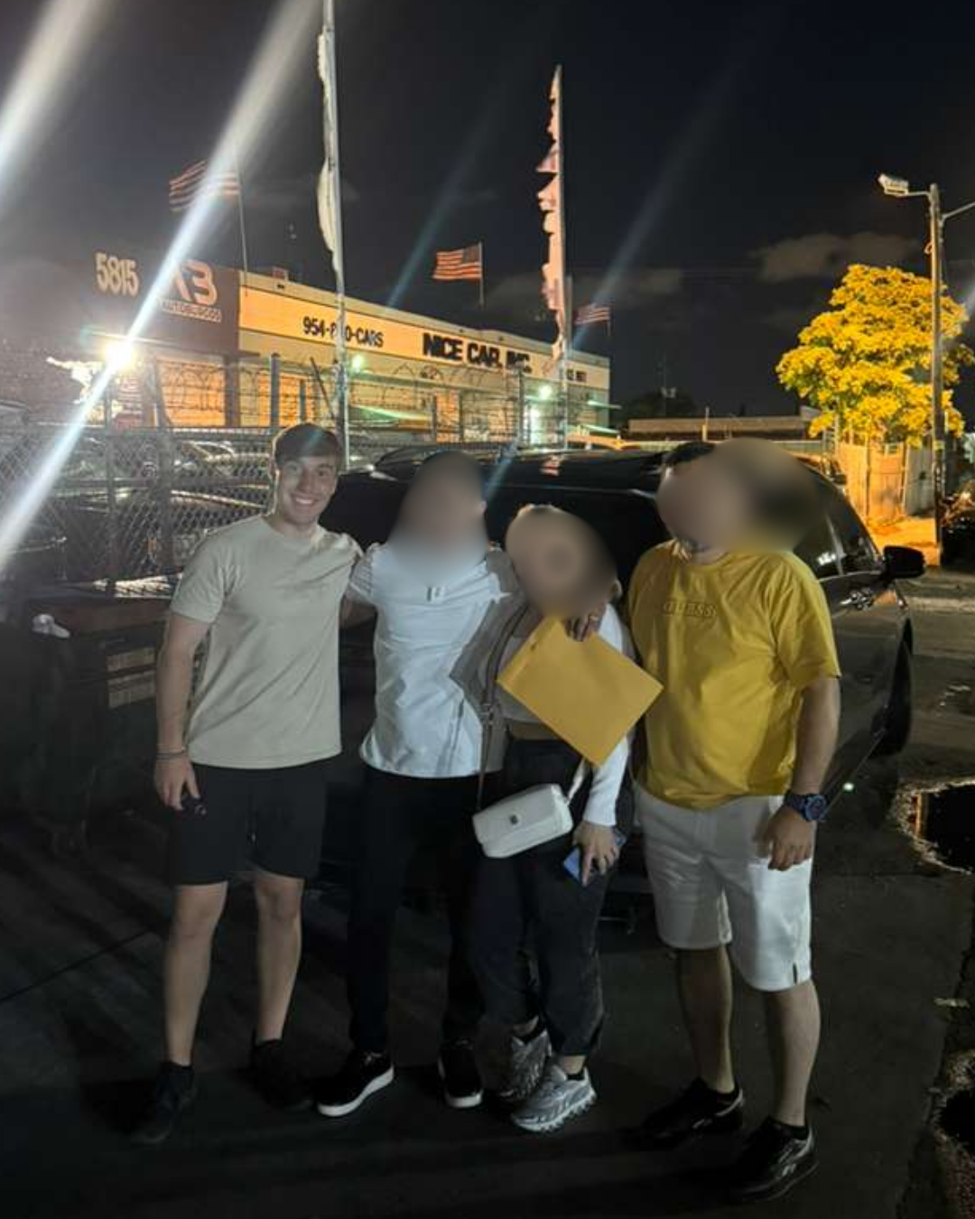 Sebastián junto a clientes durante su etapa como vendedor de autos