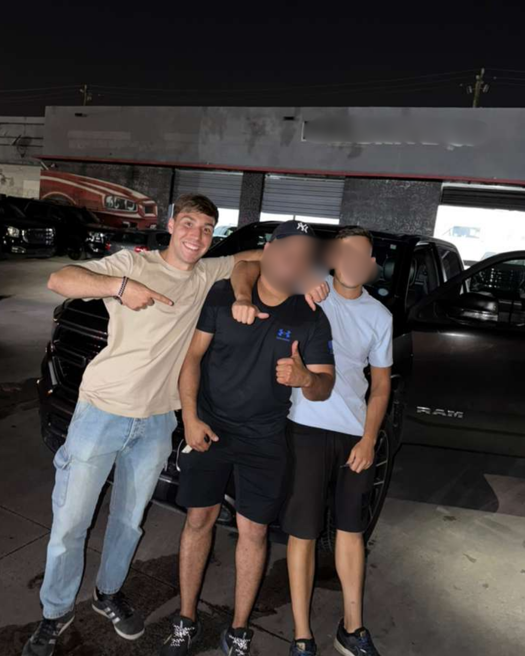 Sebastián entregando un vehículo a clientes del dealer